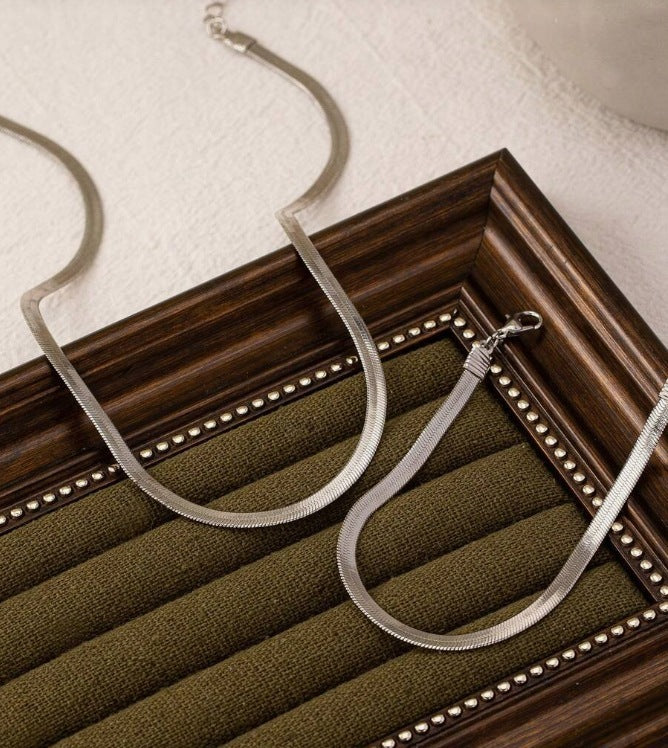 Conjunto de collar y pulsera en oro – Estilo minimalista femenino