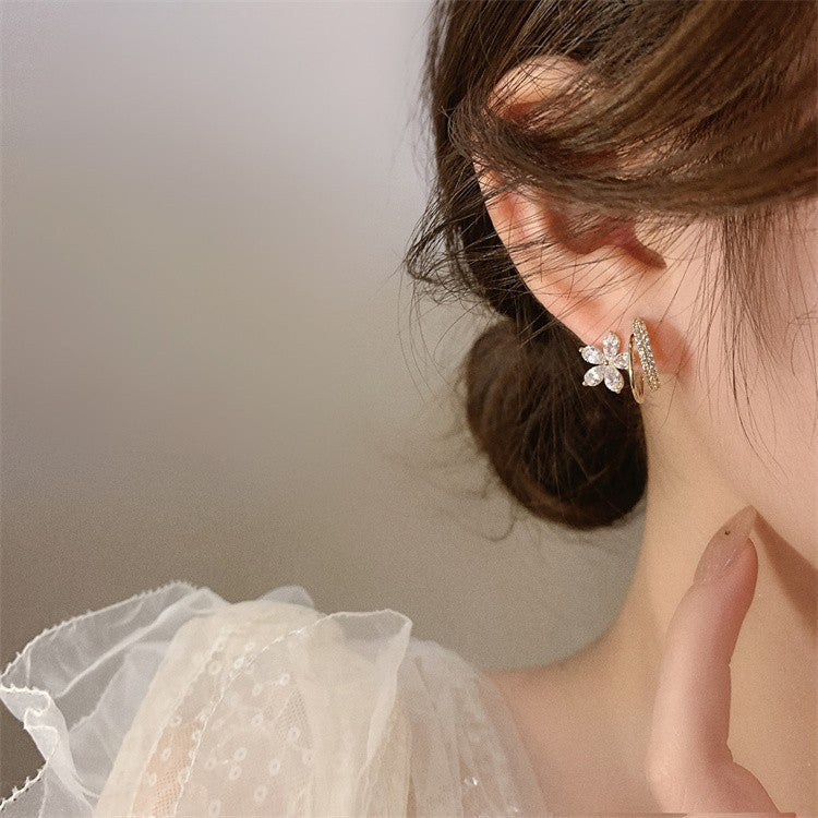 Aretes Elegantes con Incrustaciones de Diamantes – Diseño Delicado en Plata de Ley