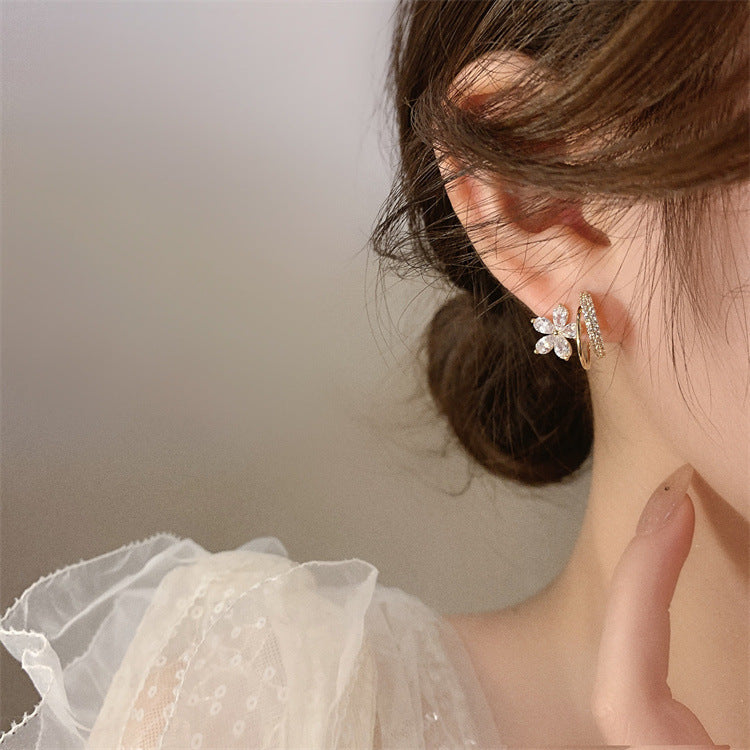 Aretes Elegantes con Incrustaciones de Diamantes – Diseño Delicado en Plata de Ley