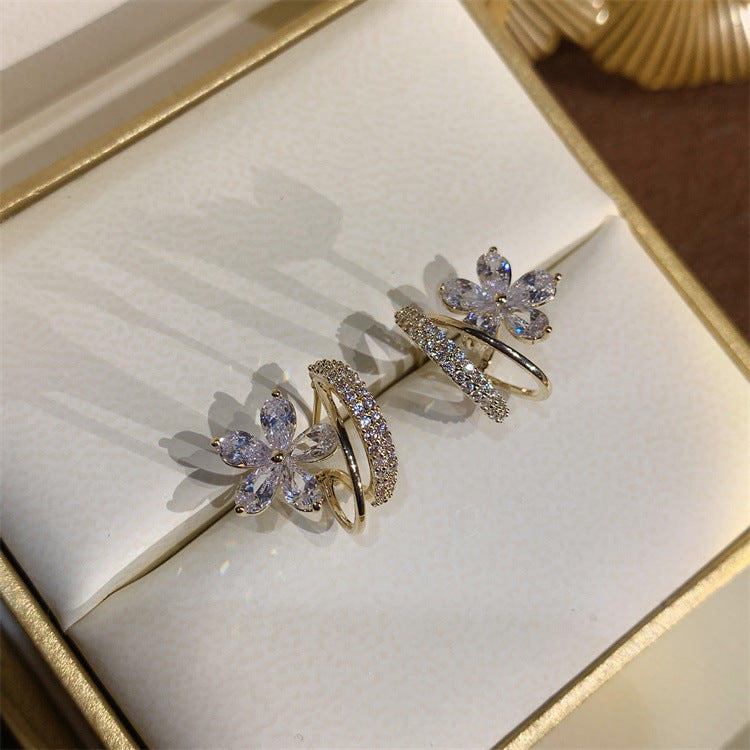 Aretes Elegantes con Incrustaciones de Diamantes – Diseño Delicado en Plata de Ley