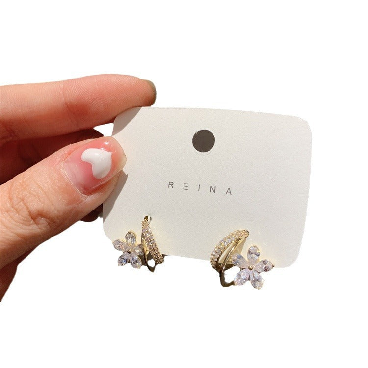 Aretes Elegantes con Incrustaciones de Diamantes – Diseño Delicado en Plata de Ley